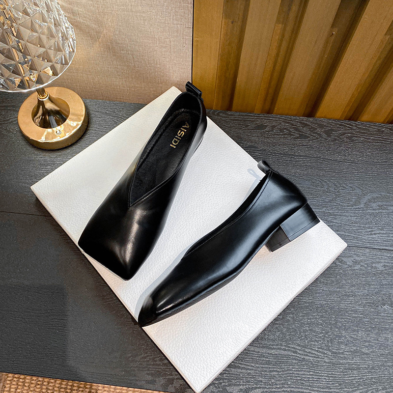 여성을위한 스퀘어 토 얕은 구두 2025 새로운 부드러운 가죽 틈새 디자이너 패션 여성 신발 서양식 개성 블랙 대형
