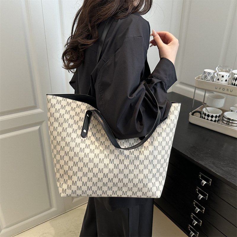 2025 primavera y verano nuevo tipo de gran capacidad portátil bolso de hombro, nicho de diseño casual, moda simple bolso de brazo