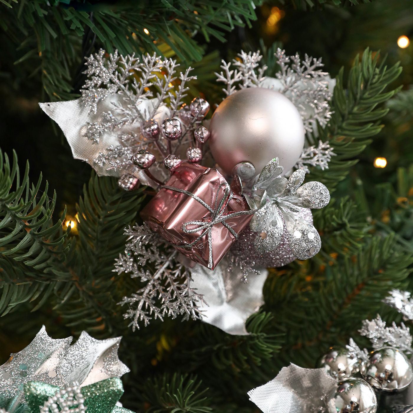 Navidad transfronteriza caja de regalo blanca hojas de árbol de Navidad guirlandas de vinas decorativas ornamentos de flores suministros de atmósfera