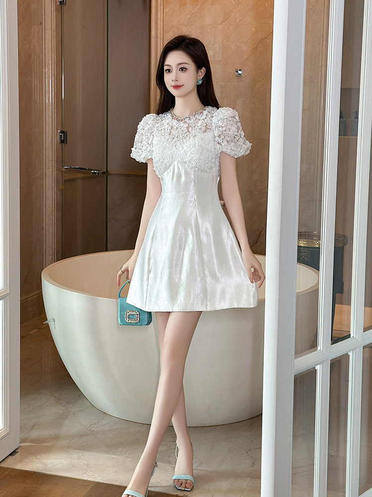 Váy trắng chữ A thắt eo tay phồng họa tiết hoa thiết kế kiểu Pháp — Ánh trăng trắng