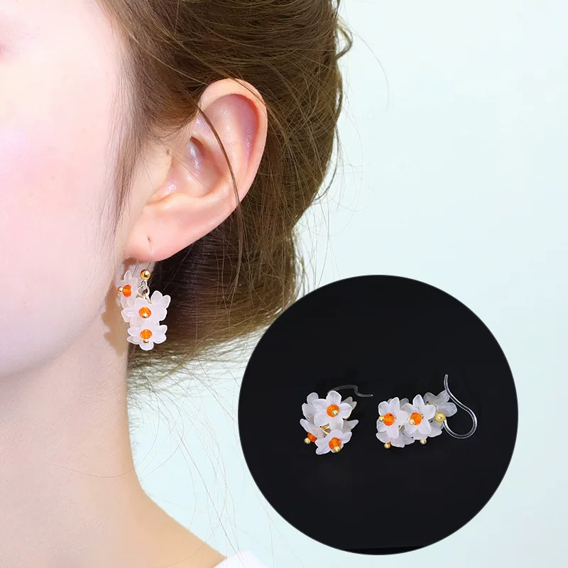 Sophisticated earrings flower-shaped, flowered