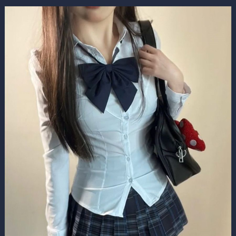 Jk制服は腰のシャツの上着を収めています。|undefined