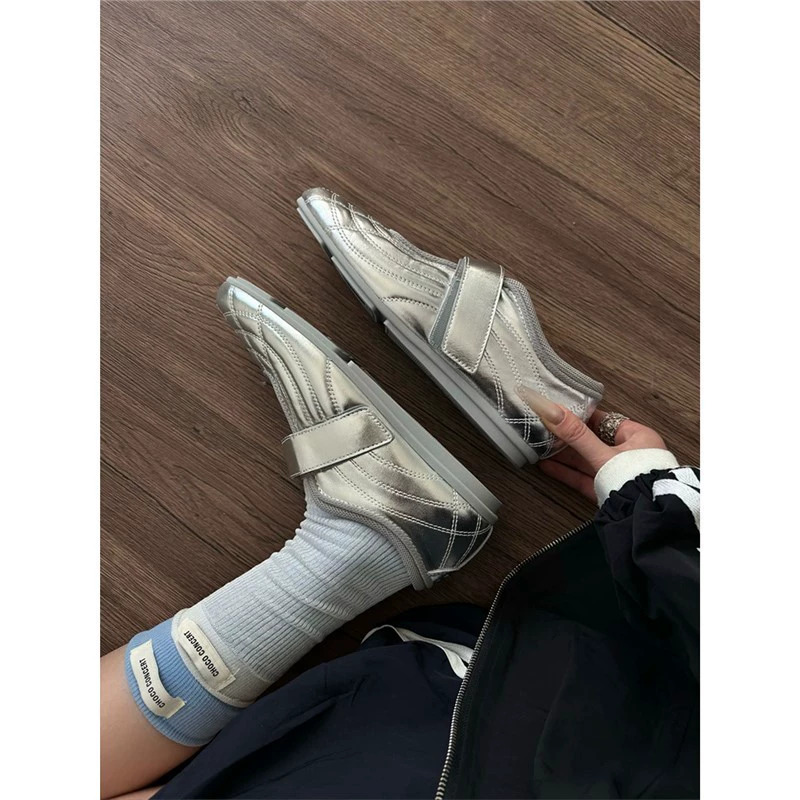 Можно разработать новую модель 2025 года для оптовой продажи неоформленной женской обуви: популярные серебряные французские туфли Мэри Джейн, повседневная обувь, балетки.