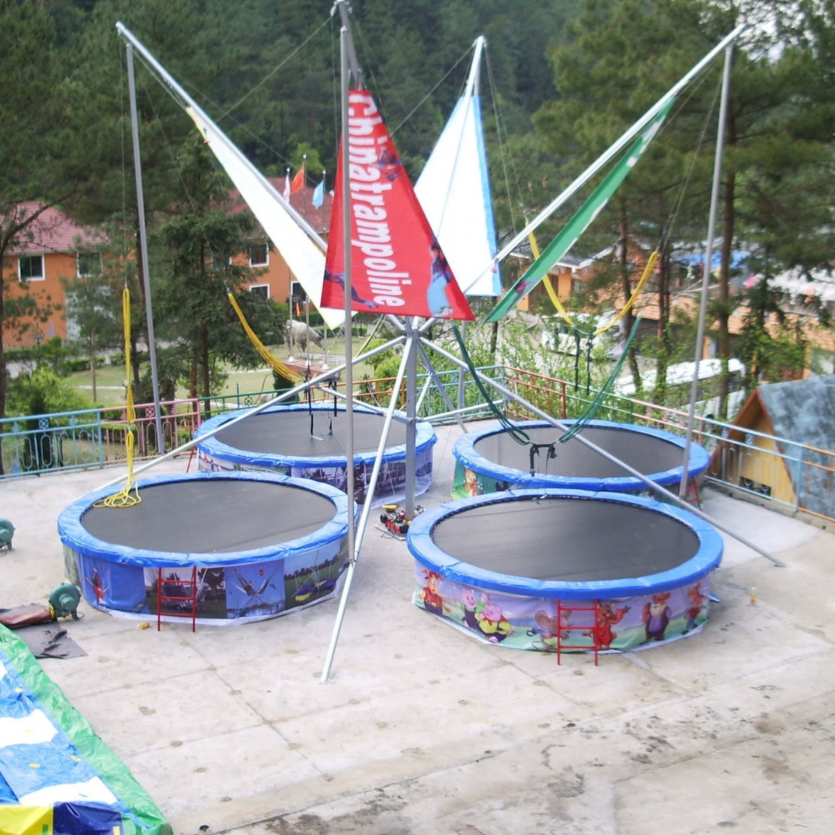 Детский парк: четырехместный простой электрический батут из нержавеющей стали, оборудование для развлечений и аттракционов для детей