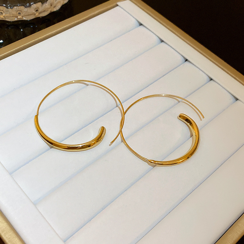 Pendientes de alta gama de lujo ligero transfronterizo de aguja de plata de galvanoplastia de oro real, pendientes de personalidad de nicho, pendientes de alta gama de moda al por mayor