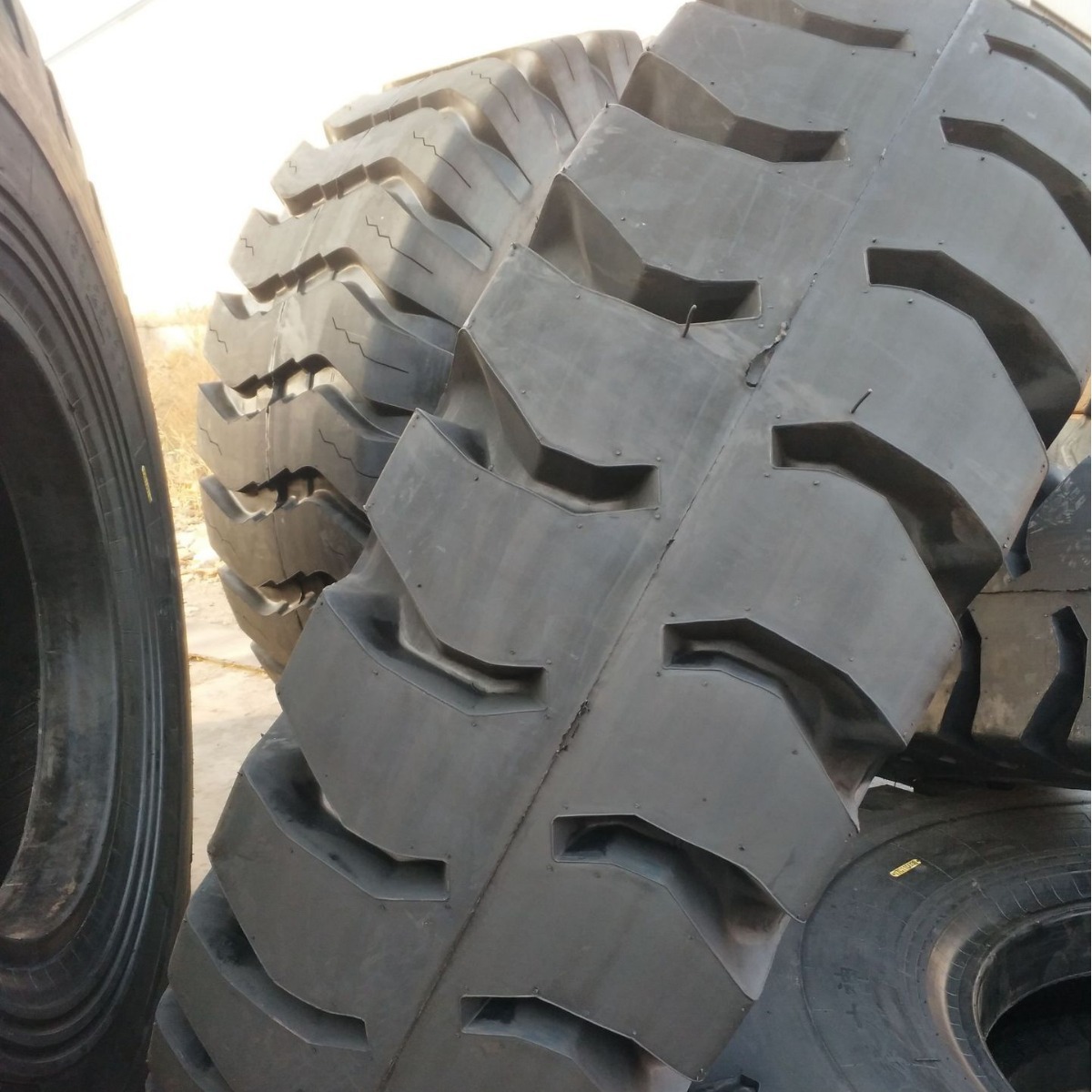高耐磨轮胎 3600R51 巨型全钢子午线加厚工程轮胎 耐磨 耐刺扎