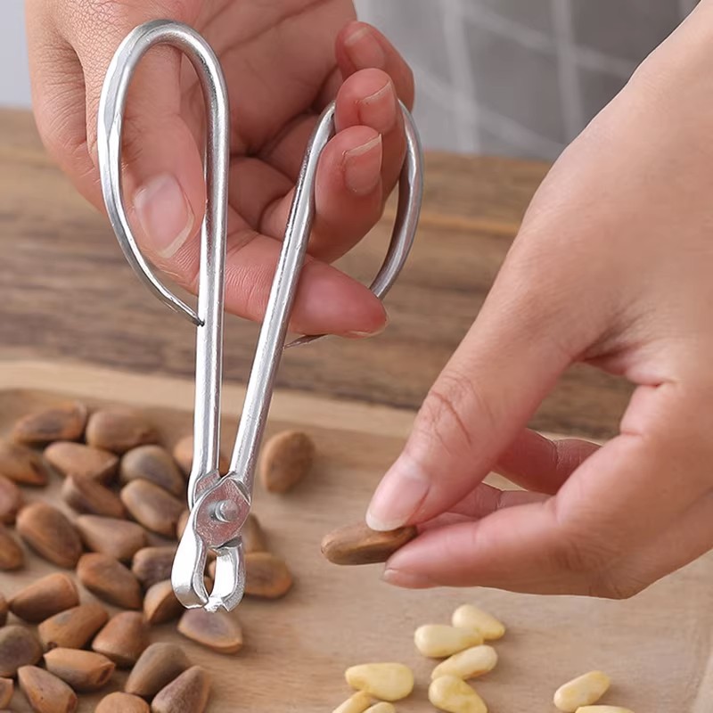 Pine nuts clip family with pine nuts peeling tools to eat small pine…