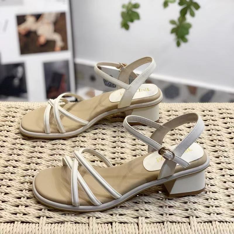 Sandalias de tirantes para mujer verano 2025 nuevo estilo de una palabra con tacón medio y tacón grueso estilo hada con falda zapatos romanos negros de todo fósforo