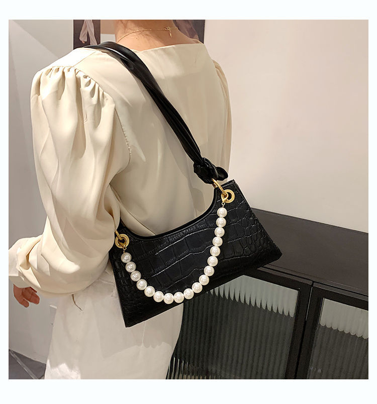 2021 Pearl Fashion Handbags Crocodile Pattern Solid Color Underarm Bag Wholesale display picture 5