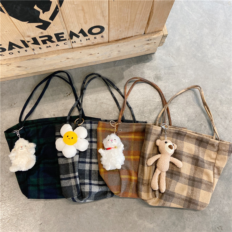 0981 Simple ins checkered woolen single-shoulder bag, hand-held cloth bag, student large-capacity shopping bag, laid-back style women's bag Application Scenario