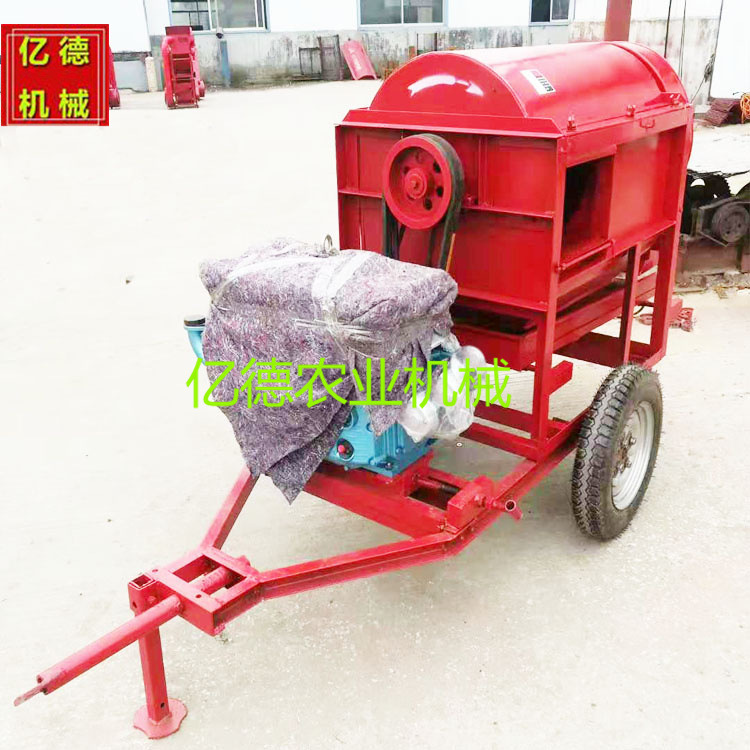 디젤 엔진이 장착 된 대형 휠 랙이있는 타작 기계