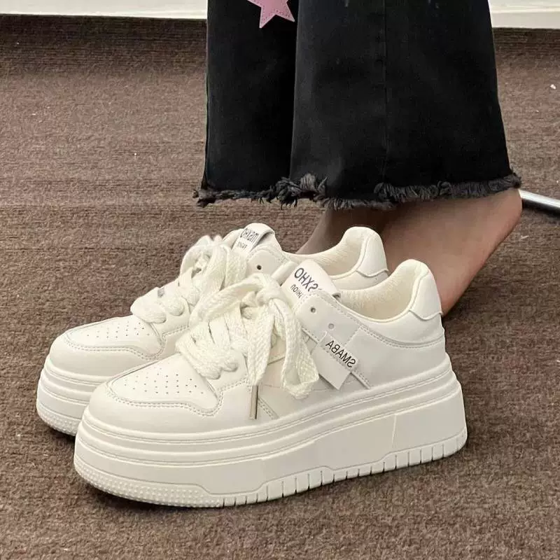 Женские белые кроссовки на толстой платформе, тренд весны 2025 года, новый корейский стиль, универсальные, увеличивающие рост, дышащие, повседневные.