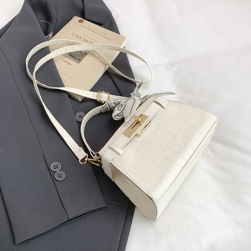 Bolso de mano de nicho de sentido de alta gama para mujer 2025 nuevo bolso de mensajero de un solo hombro simple de verano bolso Kylie de viajero salvaje