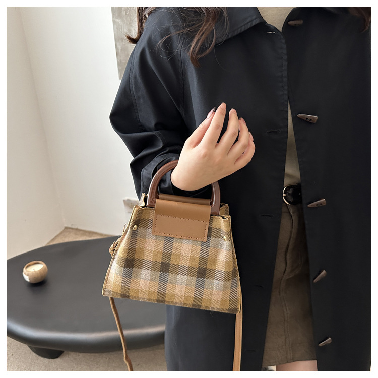 This is a trendy and stylish single-shoulder underarm bag with a contrasting color for the autumn of 2024. It features a unique design and is retro and individualistic undefined