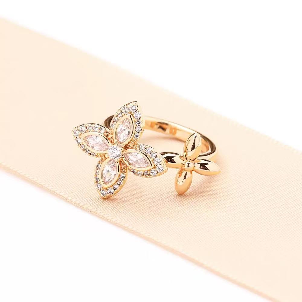 Anel de flor clássico com pedras, elegante design de rosa_voghion.com