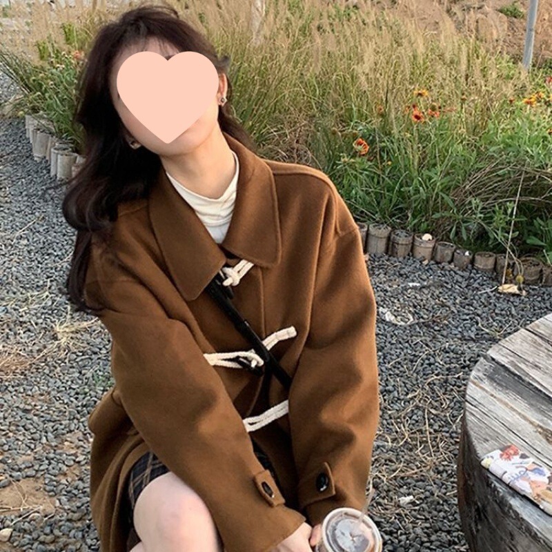 小さい子の学院の風の黒色の復古の毛はコートの女性の冬の短いタイプの厚い牛の角のボタンのラシャのコートがゆったりしています。|undefined