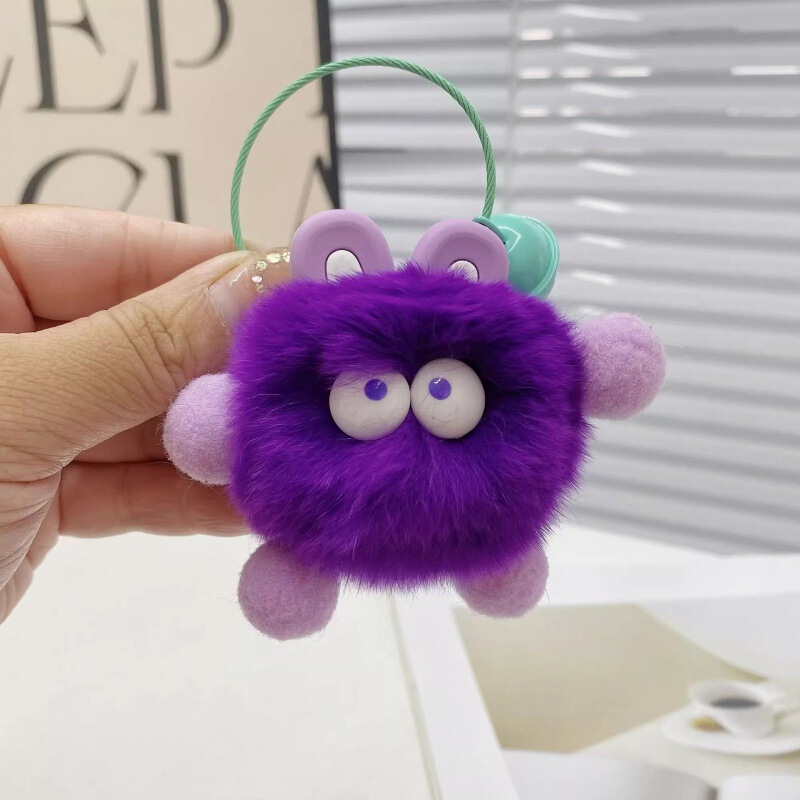 かわいい小さい石炭のボールはかばんの醜いものを包みます。|undefined