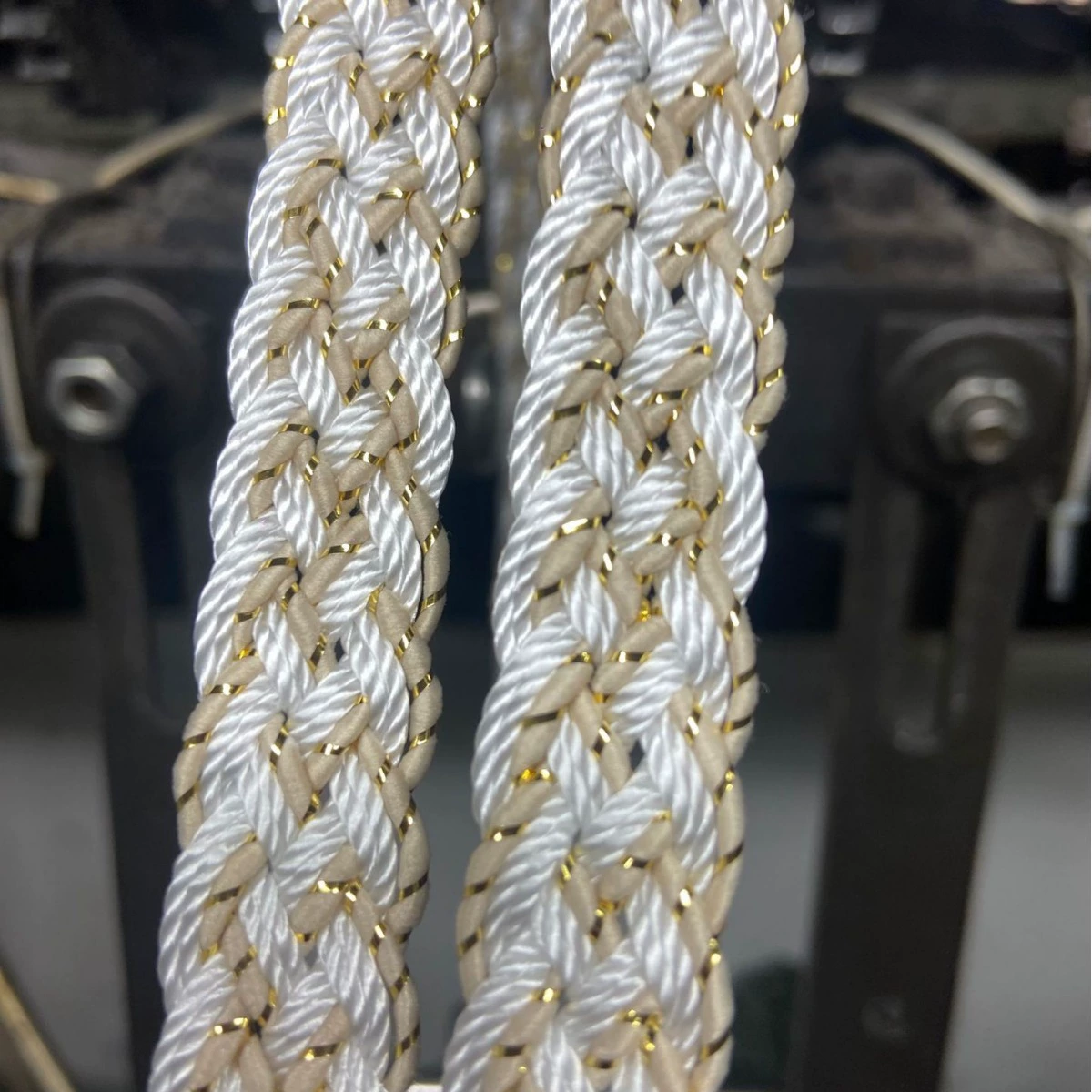 Пряжа Золотая проволока машина для вязания нейлоновой нитью тканая одежда обувь аксессуары PU кожаные тканые производители собственного производства