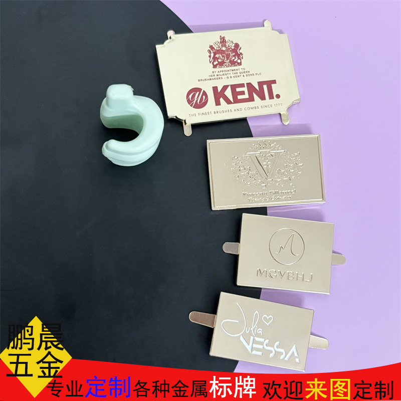 定 做锌合金带脚五金装饰 长方形插脚logo点漆字母辅料标牌五金