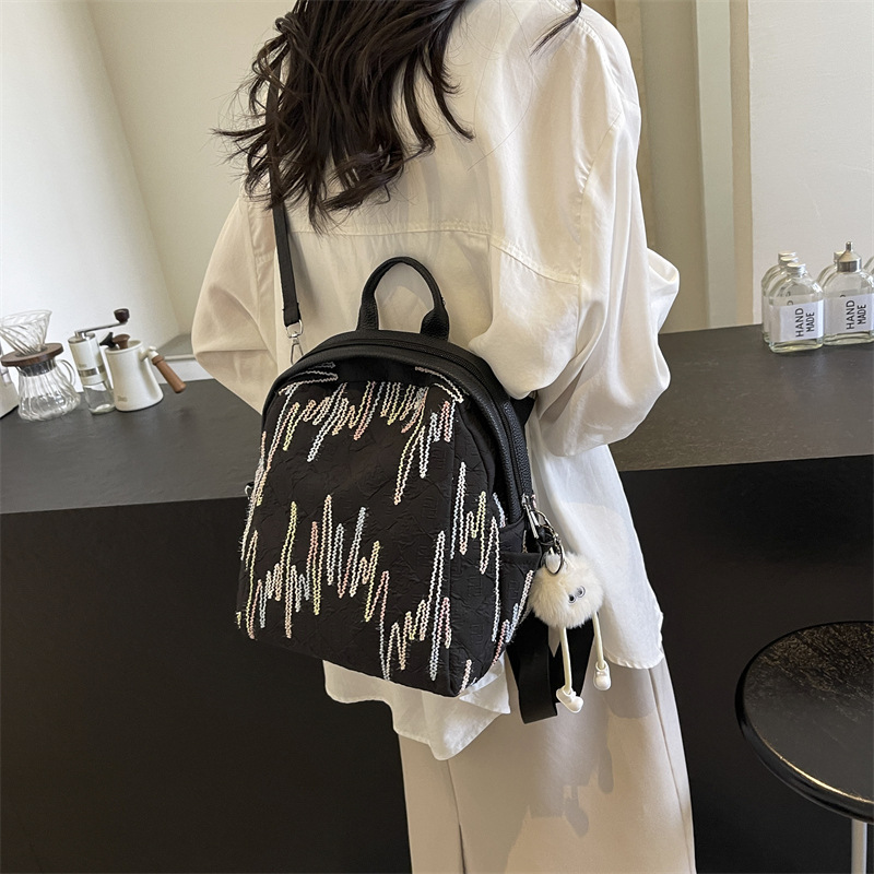 Mochila de nailon para mujer 2024 nueva mochila pequeña de color de contraste de moda salvaje mochila de viaje ligero al por mayor