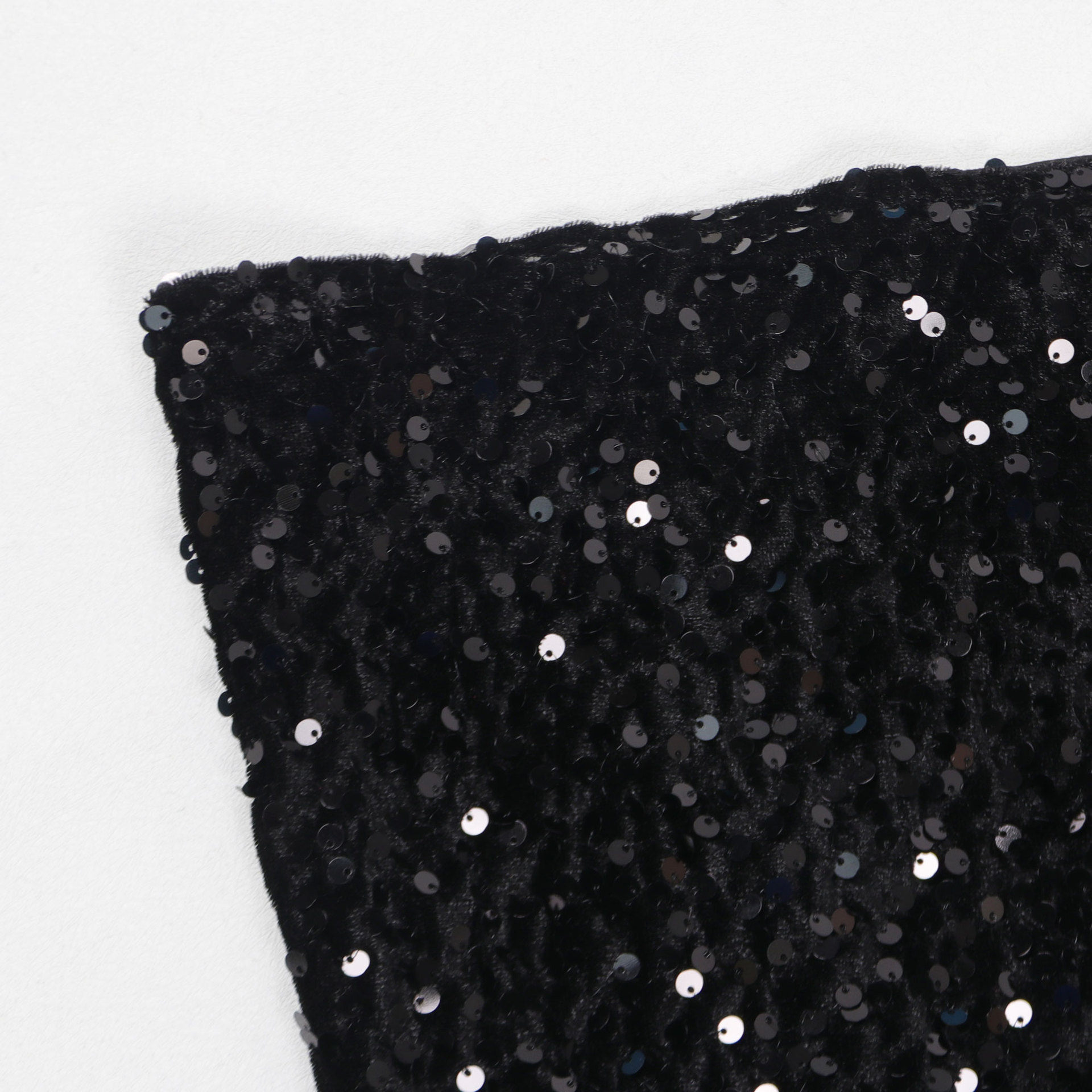 Abito da donna in velluto con paillettes, spacco sulla spalla obliquo e fianchi avvolti_voghion.com