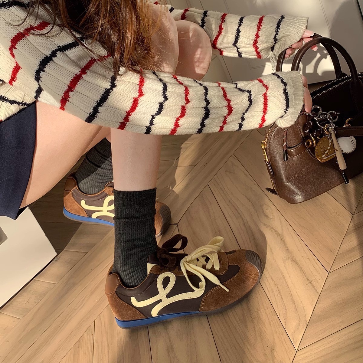 Grava madre studiolee Wang Yibo con zapatos asimétricos de cabeza grande, cordones casuales, zapatos de entrenamiento de mujer.