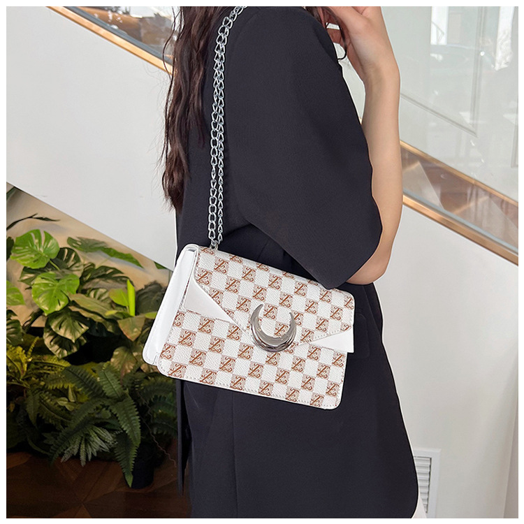 Korean version armpit small square 2024 new texture fashionable letter printed handbag personalized single shoulder_voghion.com