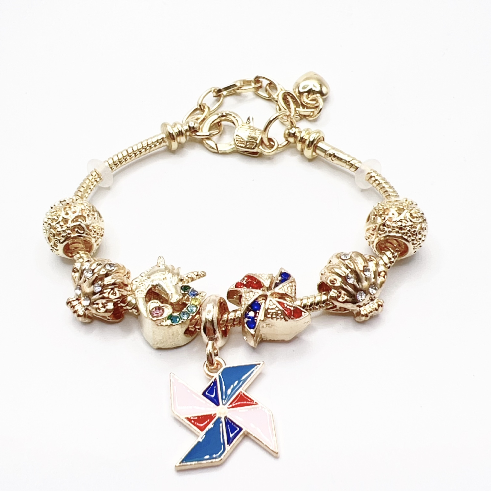 春夏の新型の小清新で甘い少女風のストライプの花の愛の蝶の数珠のブレスレットの透かし彫りのダイヤモンドの手の串