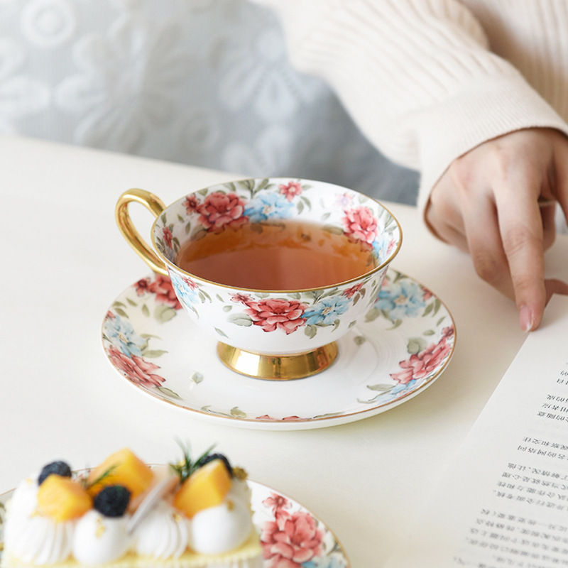 Taza de café de porcelana dorada de estilo de lujo ligero Taza de té de la tarde francesa Taza de té de alto valor Taza de desayuno de alta calidad para niñas