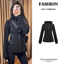 黑色修身软壳冲锋衣外套女款小个子2025新款早秋季穿搭户外运动