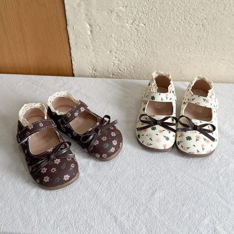 Zapatos de princesa de moda para niñas 2026 verano nuevos niños sandalias huecas zapatos de cuero de flor francesa