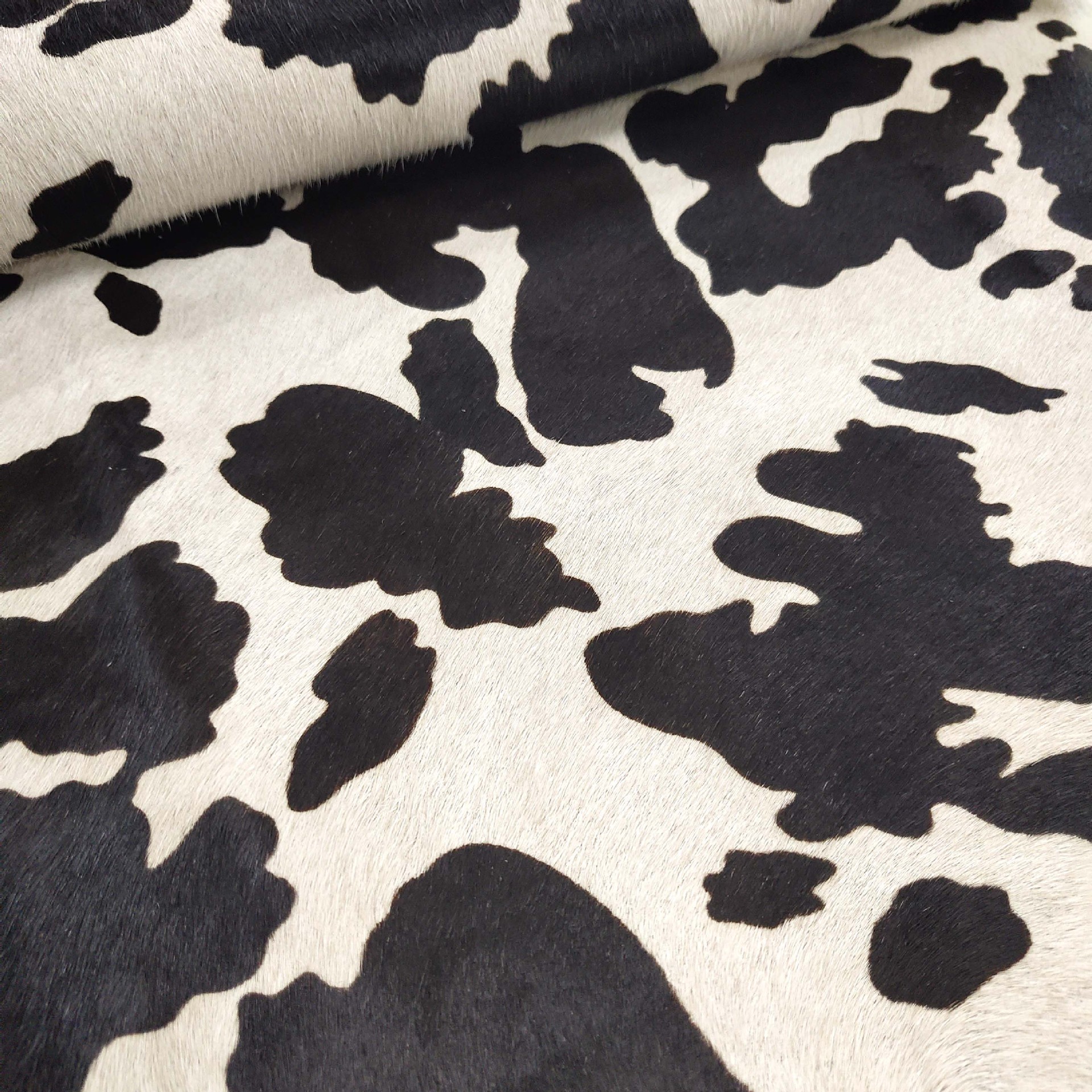 现货奶牛毛皮革黑白奶牛纹地垫头层牛毛皮箱包面料