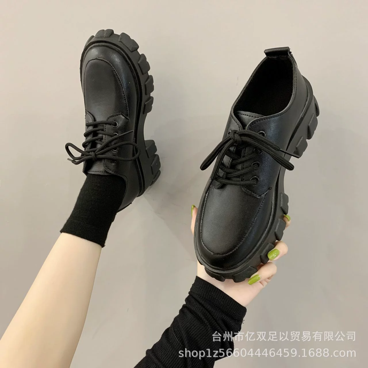 Маленькая кожаная обувь женская в британском стиле 2021 Новая модная толстая подошва кексы одиночные туфли на толстом каблуке на высоком каблуке черная Рабочая обувь оптом