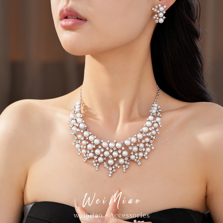 Collar de perlas de diamante hueco perlas de lujo ligero nicho cerradura palacio estilo exquisito conjunto de joyas de moda al por mayor image 3