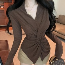 早秋韩版设计感扭结V领长袖T恤女秋季新款修身显百搭打底衫新款