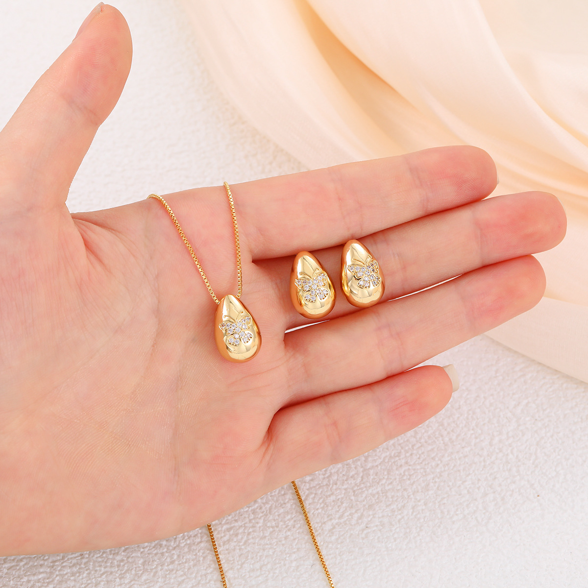 Nuevo estilo transfronterizo de cobre con microincrustaciones de circón pequeña gota de agua temperamento aretes collar conjunto estilo ins moda simple colgante mujer