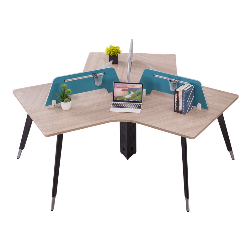 Escritorio triangular moderno y minimalista para oficina, personalizable para 6 u 8 personas, con divisor de espacio para el personal y juego de sillas para computadora.