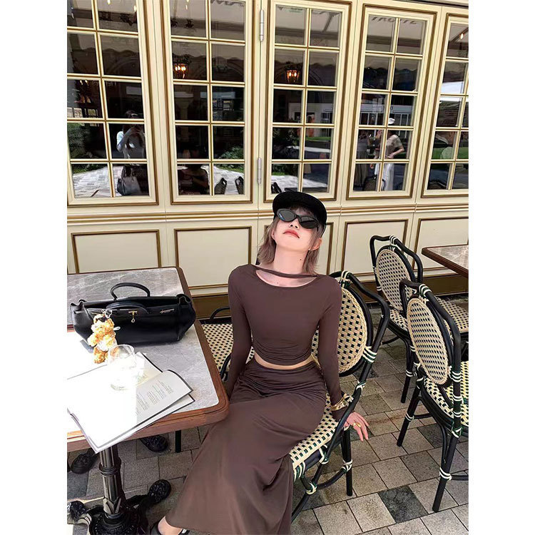 区区欧阳 一字领镂空长袖T恤女设计感小众辣妹短款上衣半裙套|undefined