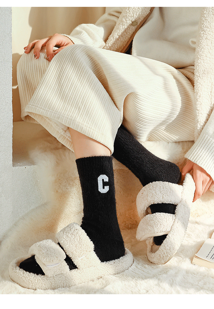 Socken mit großem C-Buchstaben für Kinder im Herbst und Winter, mittellange Röhre, koreanische Version von Kaschmir, verdickte warme Florstrümpfe für Damen_voghion.com