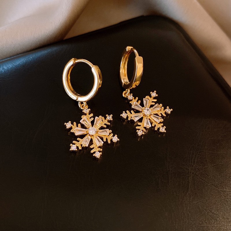 Pendientes de perlas asimétricas con cuernos de diamantes súper parpadeantes de plata Pendientes de nicho de viento frío femenino Pendientes de lujo ligero de alta calidad