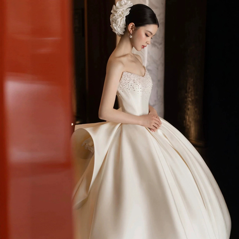 White strapless satin wedding dress 2026 new model for brides, high-quality vintage simple design with a long train White strapless satin wedding dress 2026 new model for brides, high-quality vintage simple design with a long train