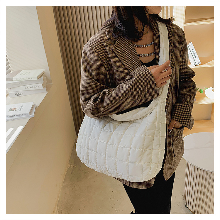 Winter Large-capacity Bag 2021 New Trendy Fashion Simple Lattice Shoulder Tote Bag display picture 8