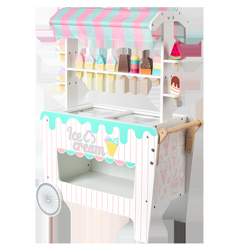子供の木のおもちゃのままごとは白いアイスクリームの屋台のおもちゃの赤ちゃんの役をシミュレーションします。|undefined