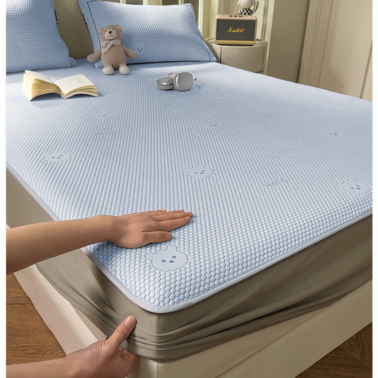 2025 nueva estera de guisantes de hielo, cojín fresco de verano, cama suave, seda de hielo, dormitorio de estudiantes, juego de tres piezas individual