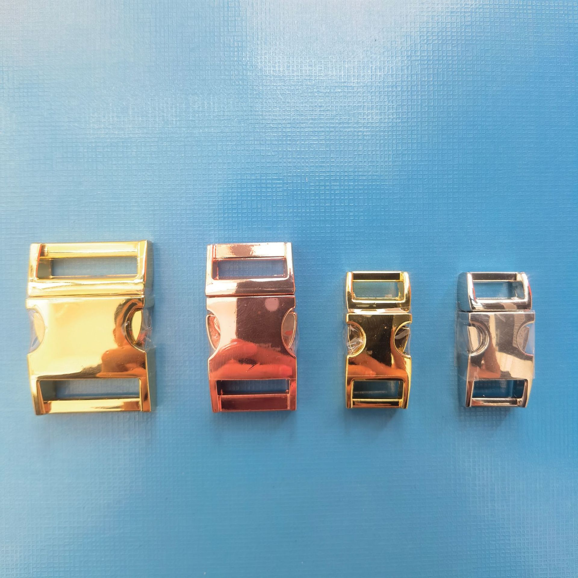 Factory direct wholesale of 10-20mm inner diameter metal buckles. Color plating available upon request.