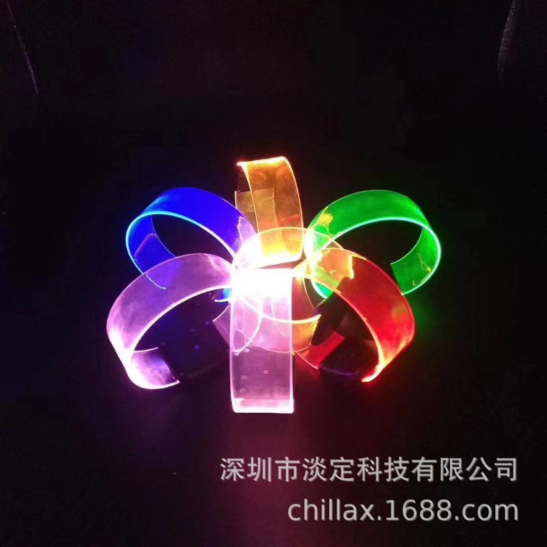 Fábrica al por mayor pulsera luminosa magnética LED colorida pulsera bar fiesta atmósfera alegría apoyos flash pulsera