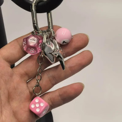 古典的な異形サイコロはレトロなデザインの個性的な携帯電話のストラップを掛けます。