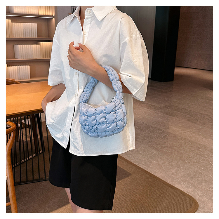 Women's Small All Seasons Nylon Solid Color Streetwear Square Zipper Handbag display picture 3