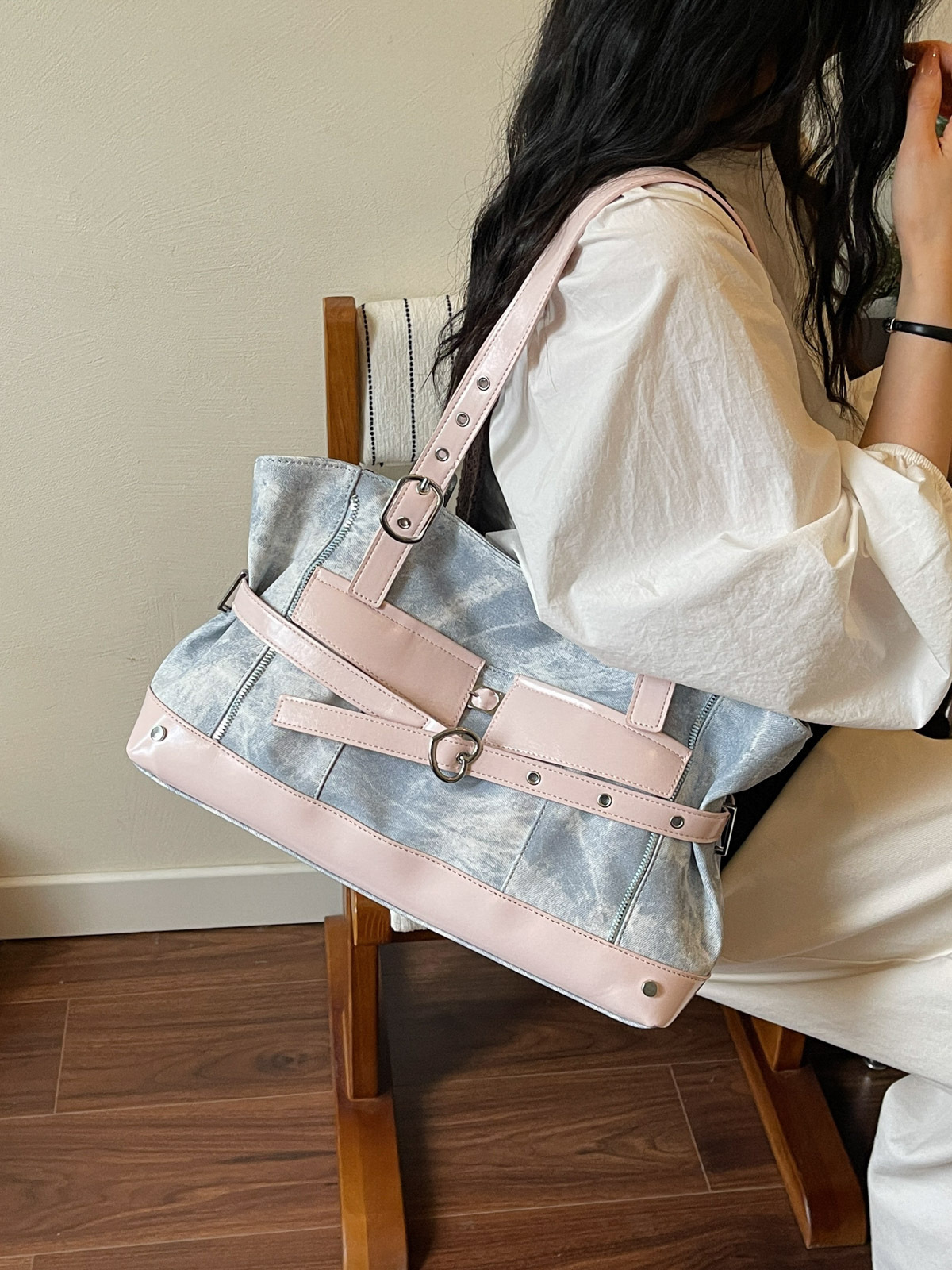 Bolsa de motocicleta de chicas calientes retro para mujeres 2026 verano nuevo nicho de lujo ligero bolso de hombro de brazo bolso de viaje transfronterizo