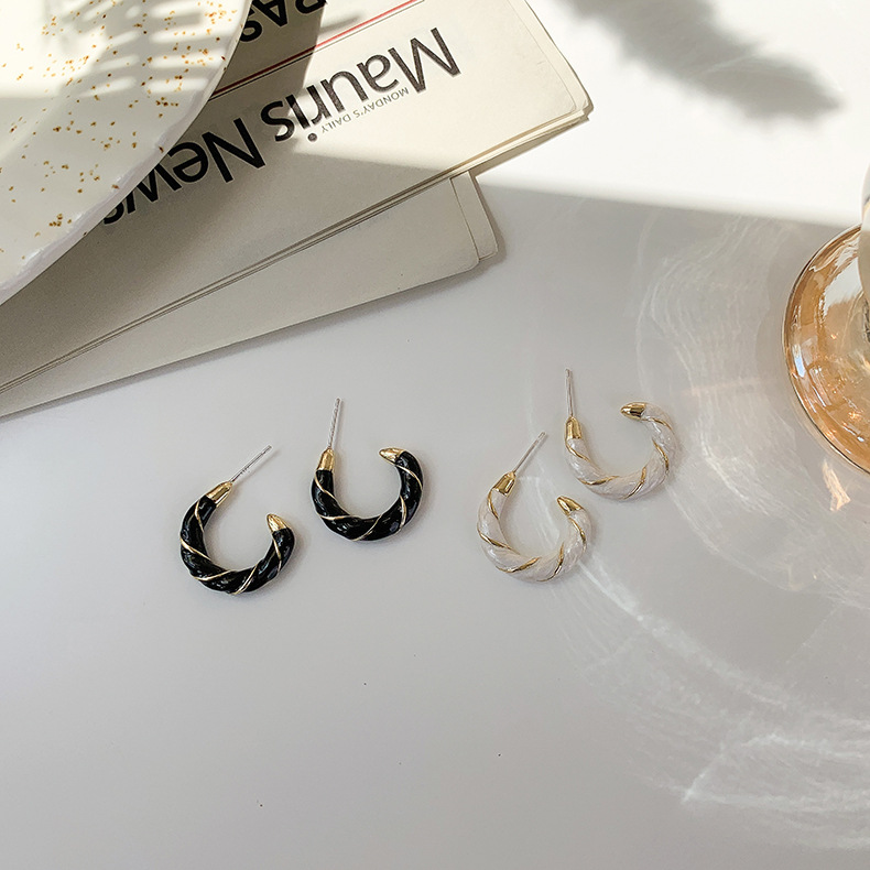 Boucles D&#39;oreilles Simples En Forme De C En Gros Nihaojewelry display picture 3